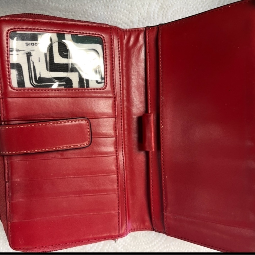 RED VINYL BI-Fold women’s wallet with snap-tab closure. EUC - Picture 3 of 3